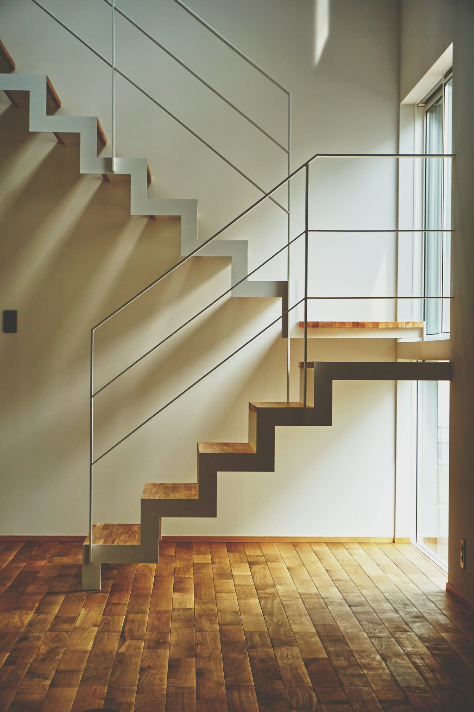 Freitragende Treppe aus Massivholz — gefertigt in Hannover