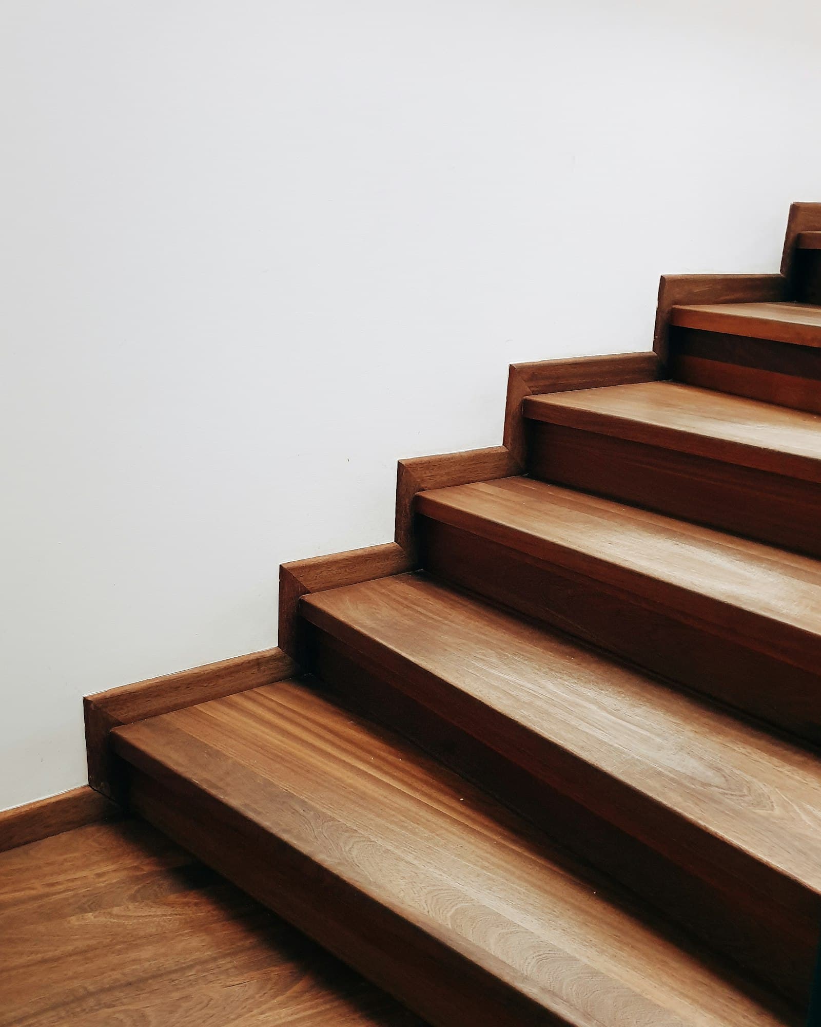 Gerade Treppe aus Massivholz — gefertigt in Hannover